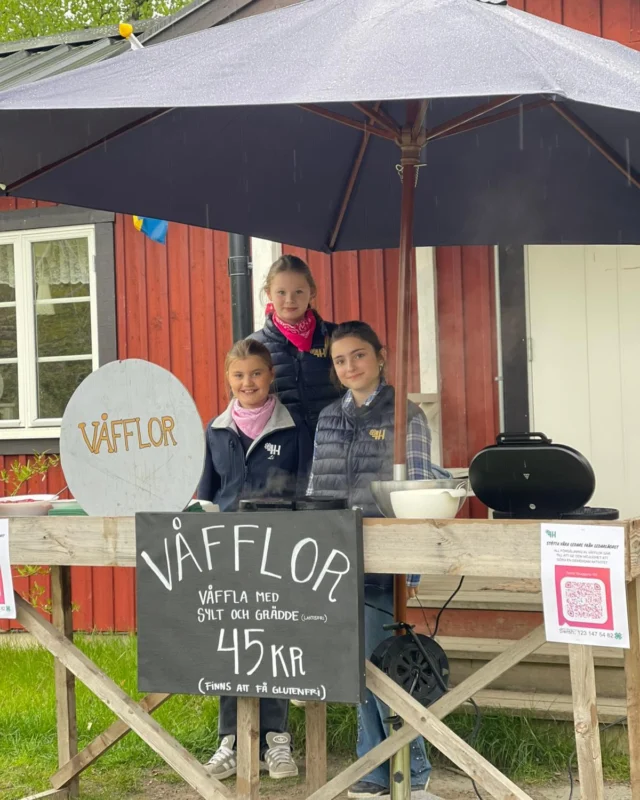 Vårmarknad i spöregn ☔️ Vi är så imponerade och stolta över våra fantastiska ledare som trots väder och kyla kämpade på hela dagen och höll humöret uppe 💚 Ni är helt enkelt BÄST och tack alla besökare som ändå dök upp 🙏